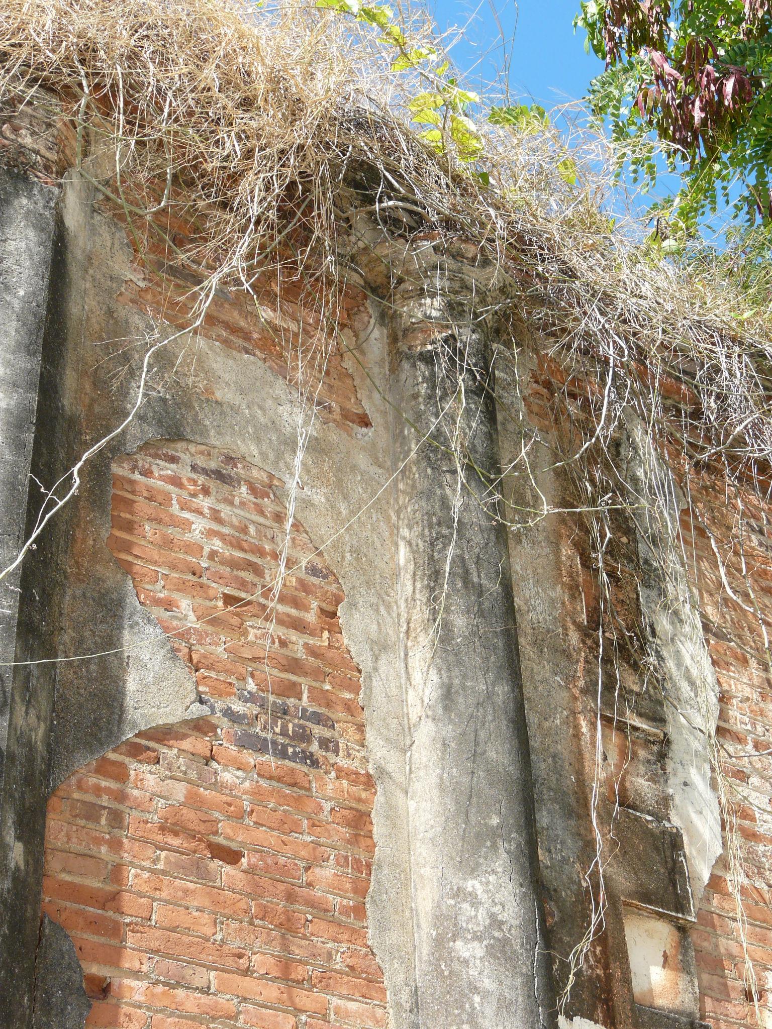 Edificio abandonado en la Avenida González Clemente - Ponce - 2012 00009
